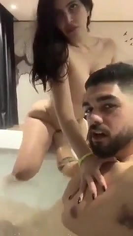 bath tub mein call girl ke sath chudai