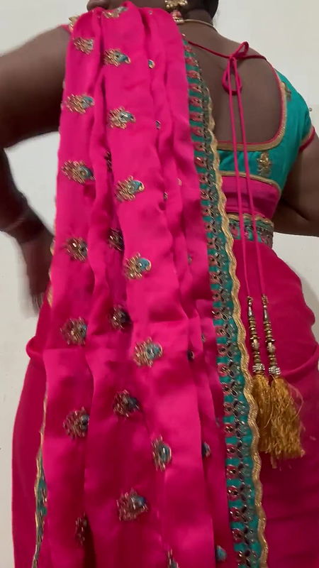 Tamil saree aunty striptease