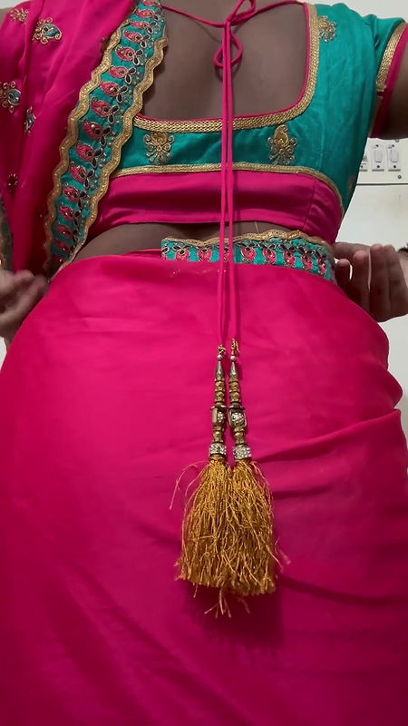Tamil saree aunty striptease