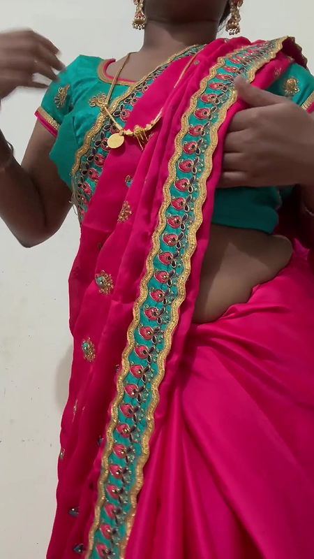 Tamil saree aunty striptease