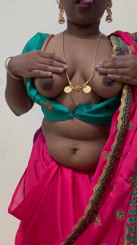 Mature desi aunty boobs play
