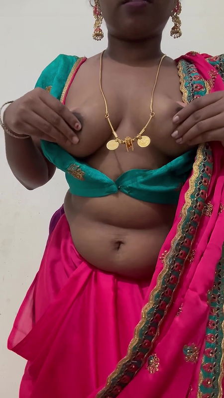 Mature desi aunty boobs play