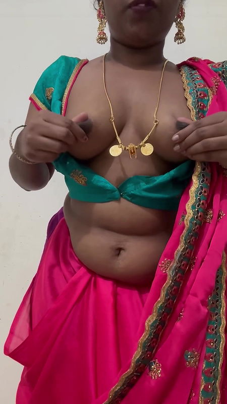 Mature desi aunty boobs play