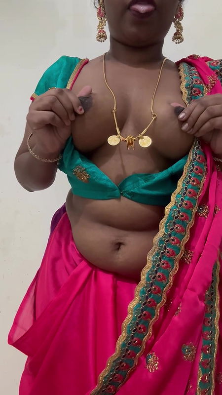 Mature desi aunty boobs play