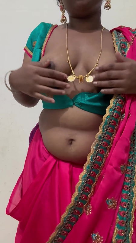 Mature desi aunty boobs play
