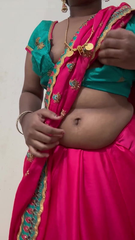 Hot saree aunty ultra waist