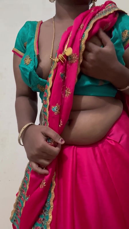 Hot saree aunty ultra waist
