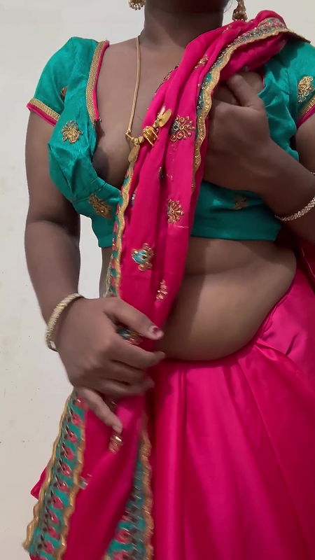 Hot saree aunty ultra waist