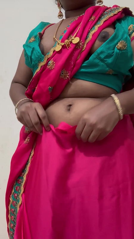 Hot saree aunty ultra waist