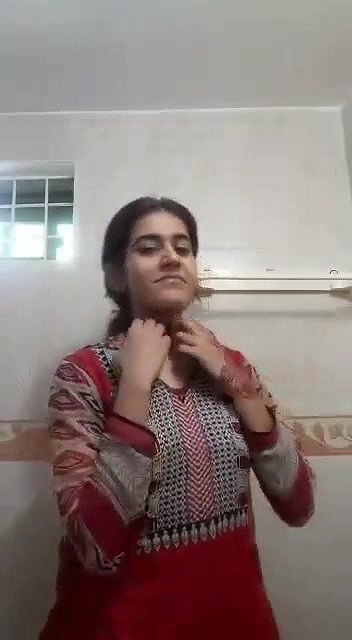 ladki ne bathroom mein boob dikhayi