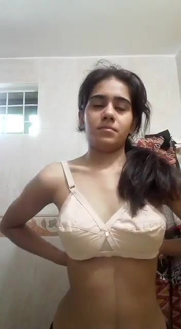 ladki ne bathroom mein boob dikhayi