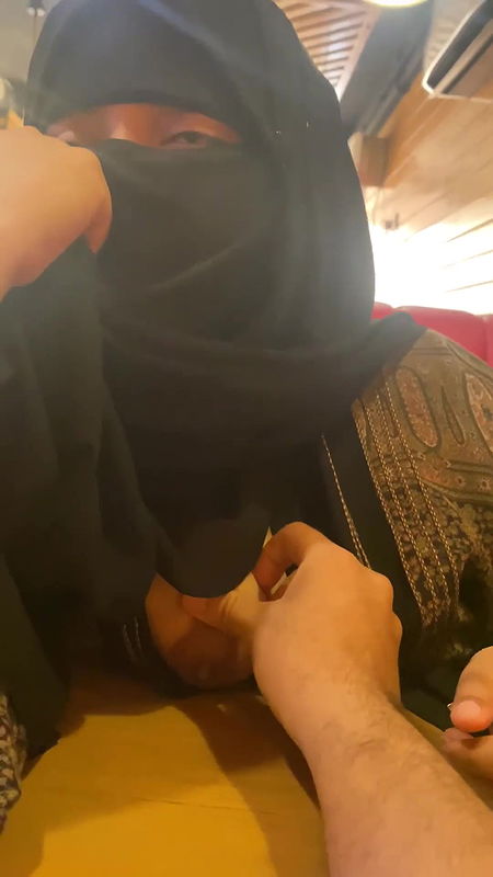 Karachi Hijabi Lover Boobs Showing In Restaurant
