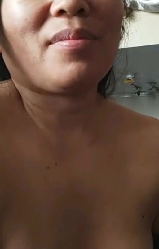 Nepali aunty boobs showing