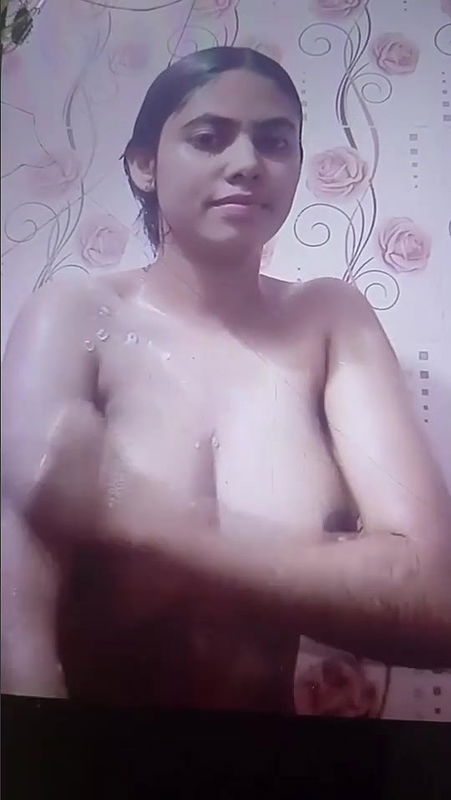 A big boobs Girl shower video
