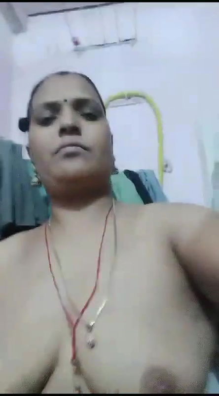 uglu aunty boob show