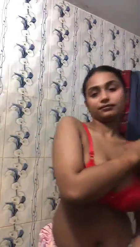 nangi nahati hui video
