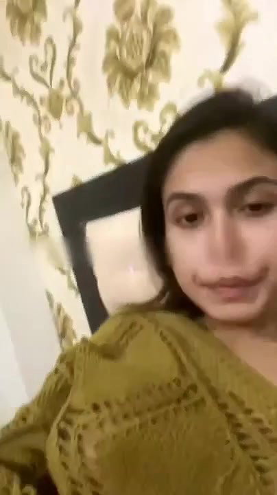 gf ne vc mein boob dikhayi