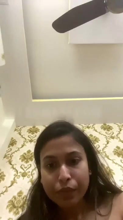 gf ne vc mein boob dikhayi