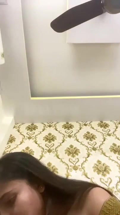 gf ne vc mein boob dikhayi