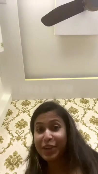 gf ne vc mein boob dikhayi