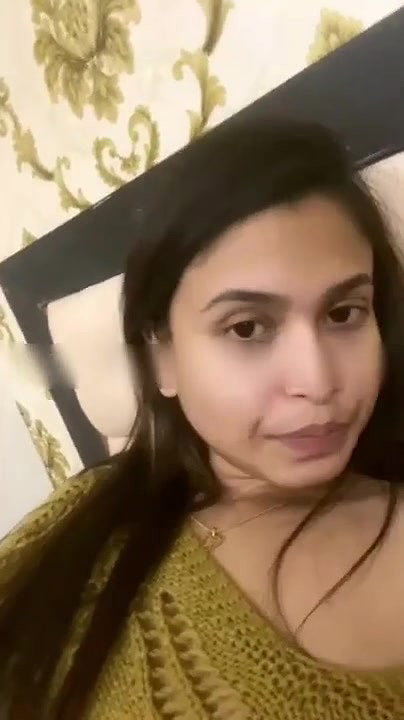 gf ne vc mein boob dikhayi