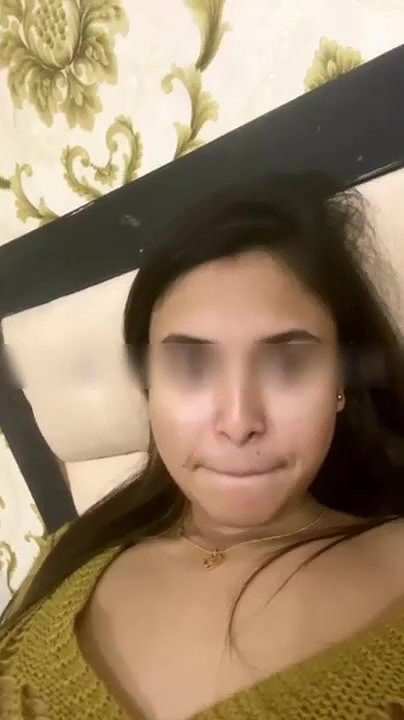 gf ne vc mein boob dikhayi