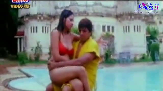 Sapna in Bikini-Deep CleavagePussyCrack-Pyasi Haiwan