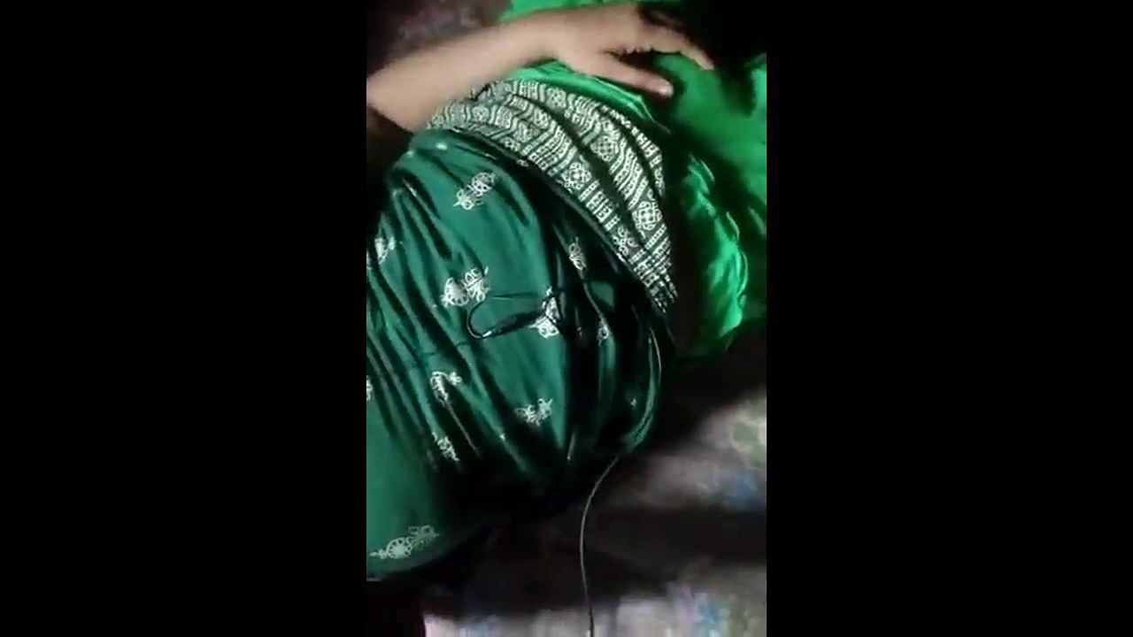 gaon ki ladki ne chut or chuche dikhayi