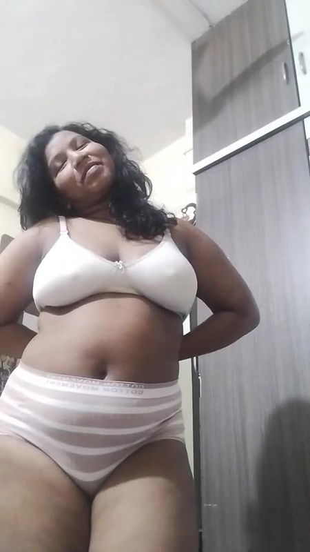 Sexy beautiful Indian Horny Chubby Gf Fingering pussy full nude body clip 2
