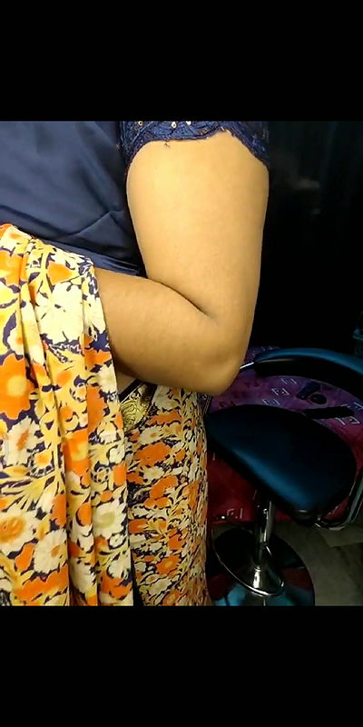 Hot Saree Aunty Dancing and showing