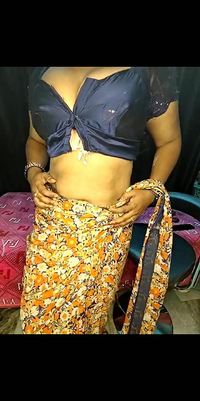 Hot Saree Aunty Dancing and showing