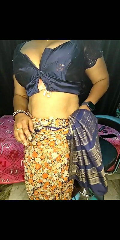 Hot Saree Aunty Dancing and showing