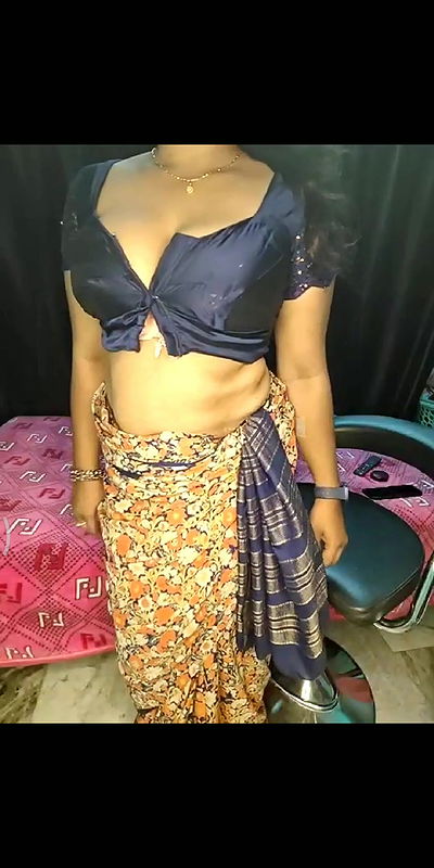 Hot Saree Aunty Dancing and showing