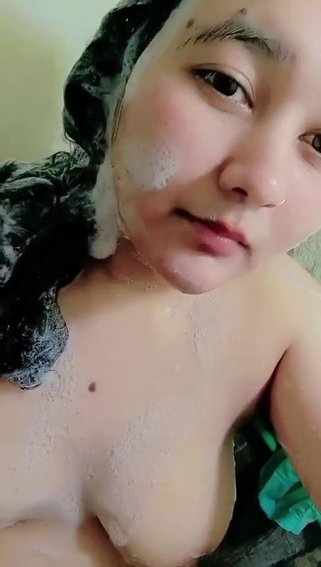 CUTE CHUBBY PAKISTANI GIRL BATHING  MOM MASSAGE 1