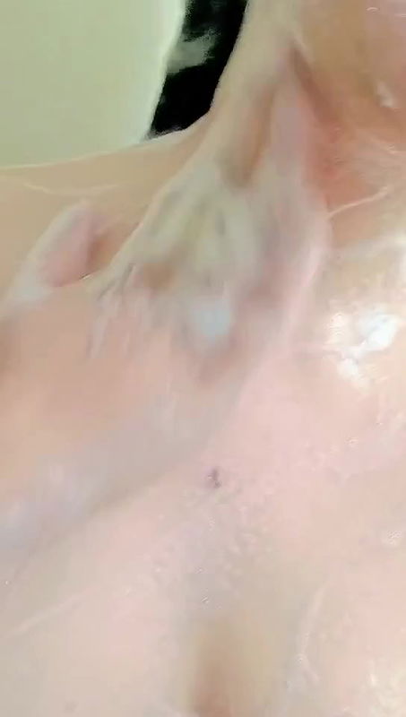 CUTE CHUBBY PAKISTANI GIRL BATHING  MOM MASSAGE 2