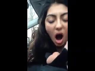 desi girl blowing foreign bf in car