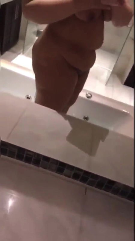 Beautiful chubby aunty showing her sexy nude body