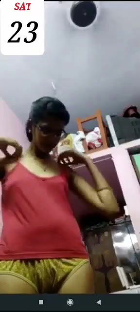 nangi patli ladki ne dress pehni