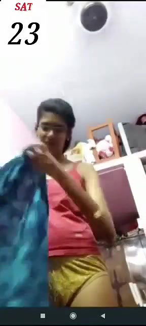 nangi patli ladki ne dress pehni