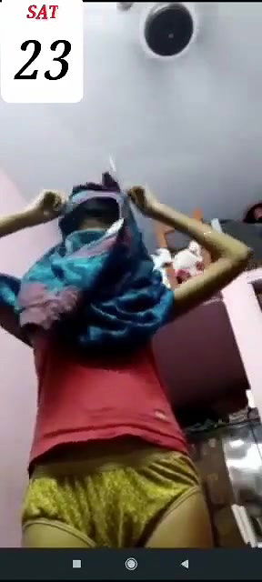 nangi patli ladki ne dress pehni