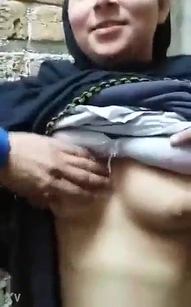 Desi Pakistani Bhabhi Exposing Boobs