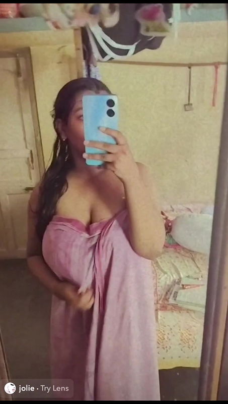 big boobs girl mirror selfie