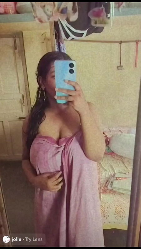 big boobs girl mirror selfie