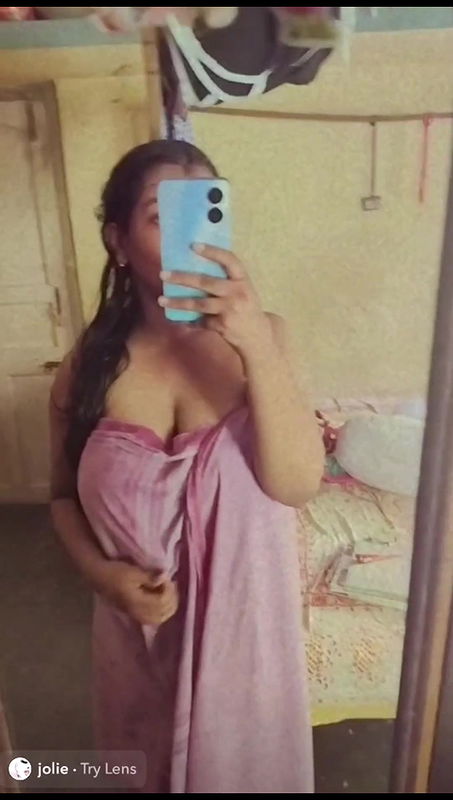 big boobs girl mirror selfie