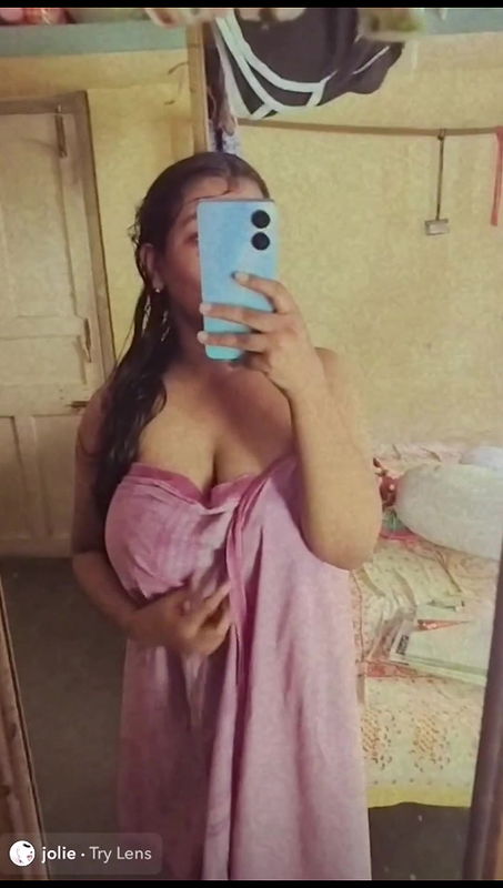 big boobs girl mirror selfie