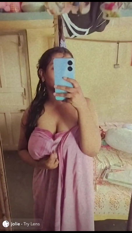 big boobs girl mirror selfie