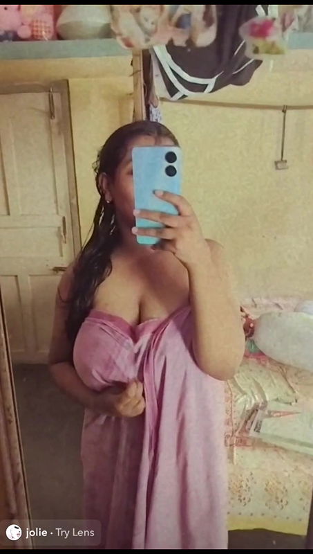 big boobs girl mirror selfie