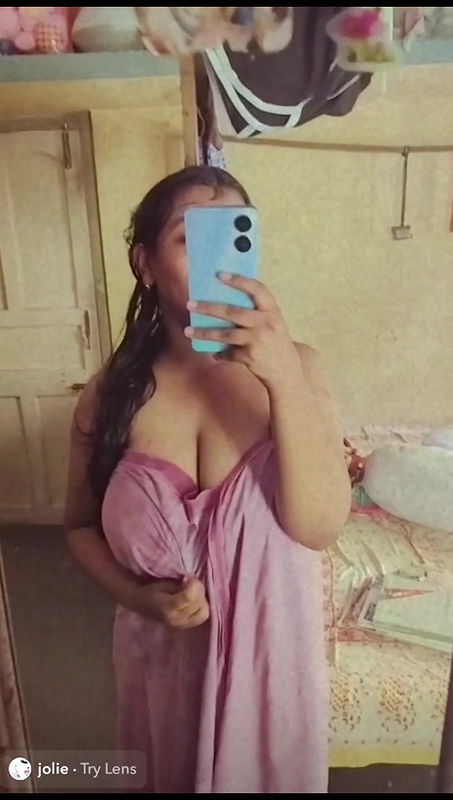 big boobs girl mirror selfie