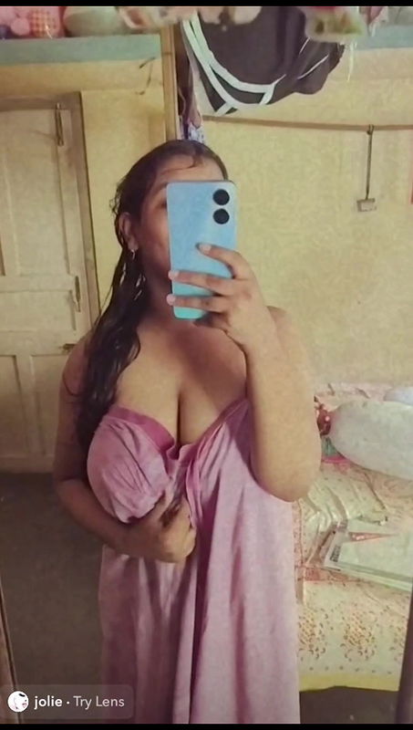 big boobs girl mirror selfie