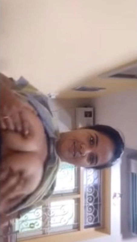 mallu aunty boobs press